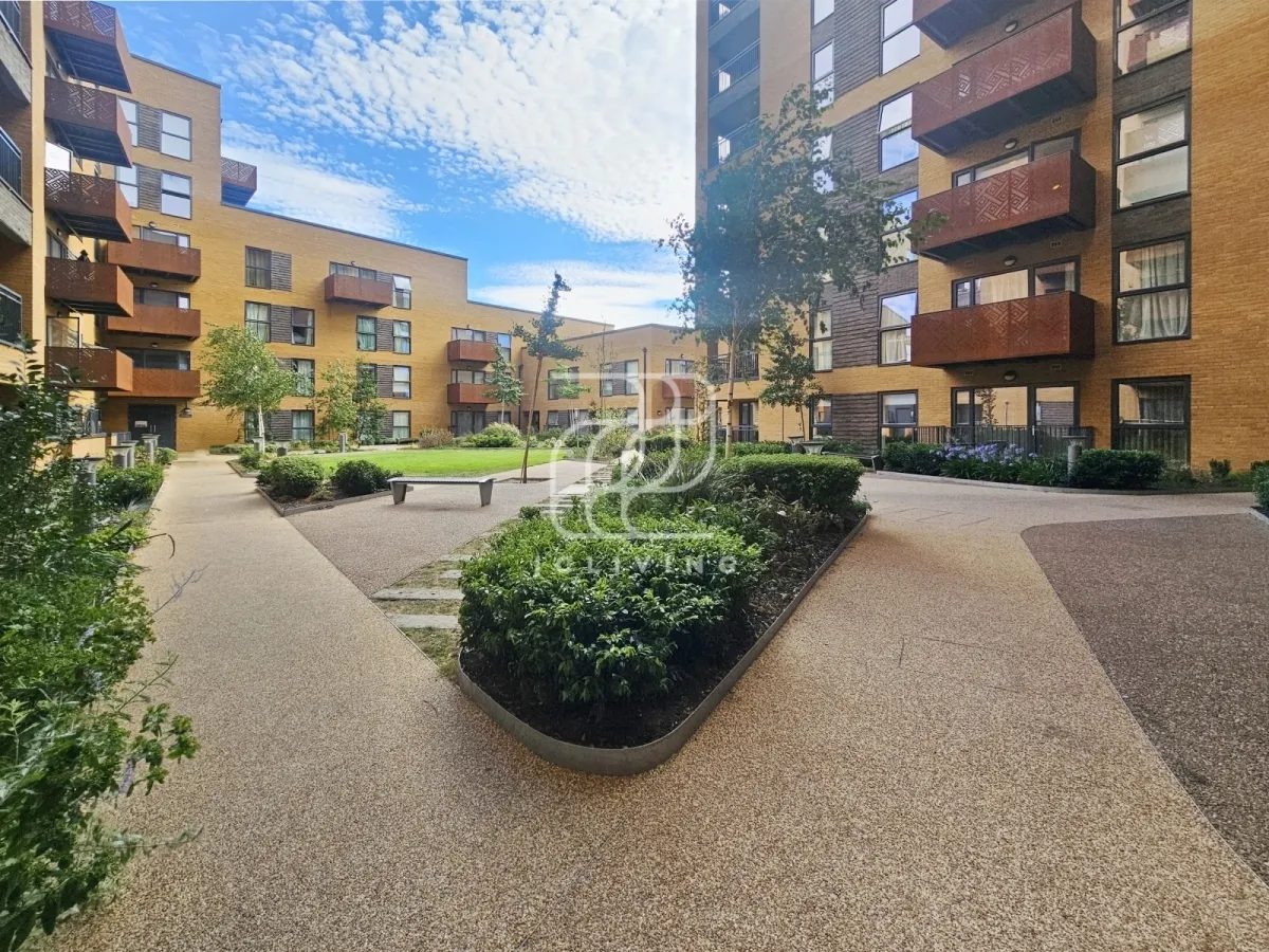 East Acton Lane, London, W3, photo 16