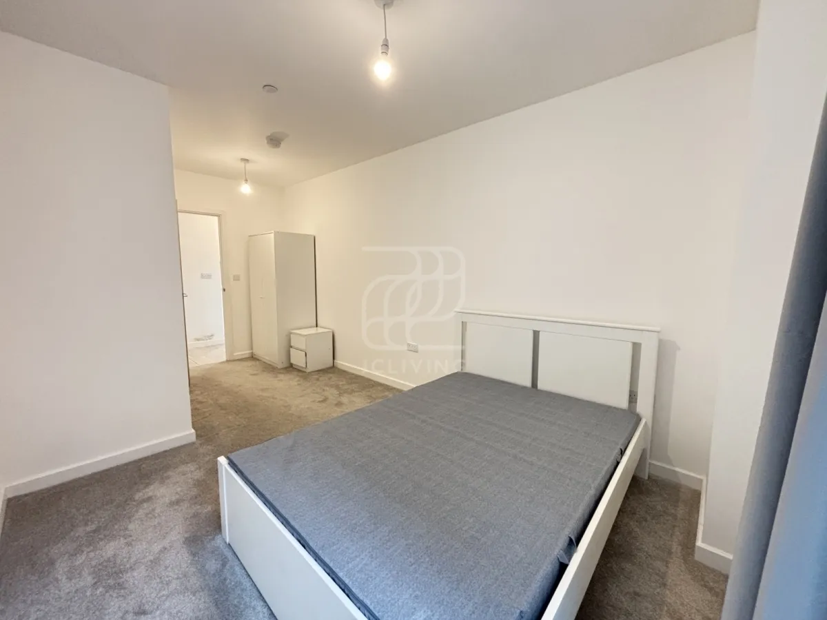 East Acton Lane, London, W3, photo 11