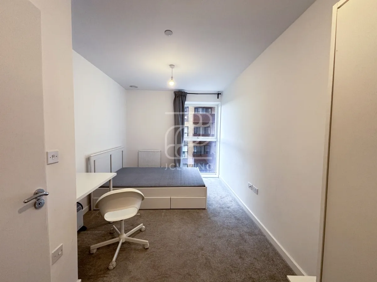 East Acton Lane, London, W3, photo 6