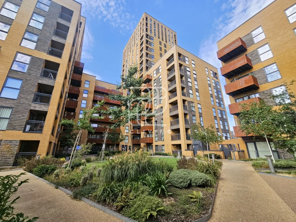 East Acton Lane, London, W3, photo 14