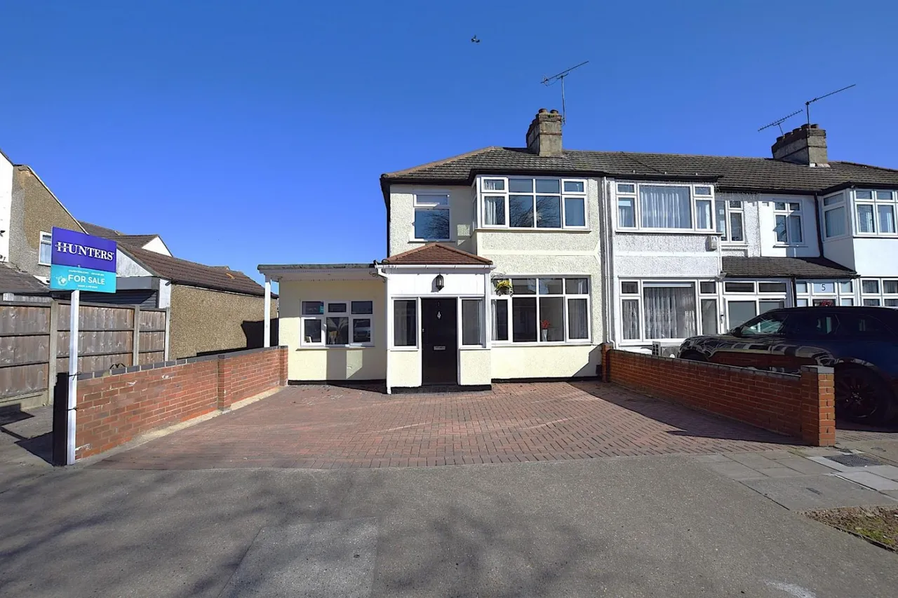 4 bed house for sale — Seabrook Gardens, Romford, RM7
