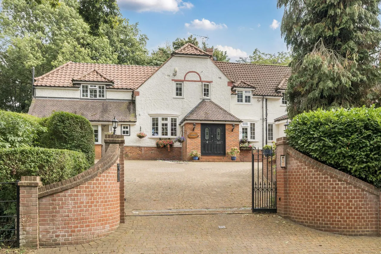5 bed house for sale, Woodland Way, Kingswood