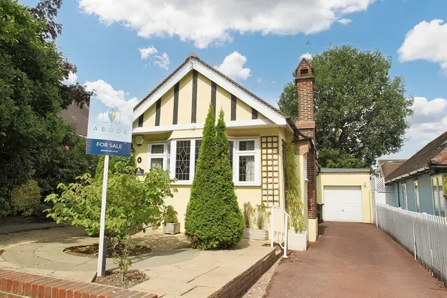 2 bed house for sale — Knighton Close, Woodford Green, IG8