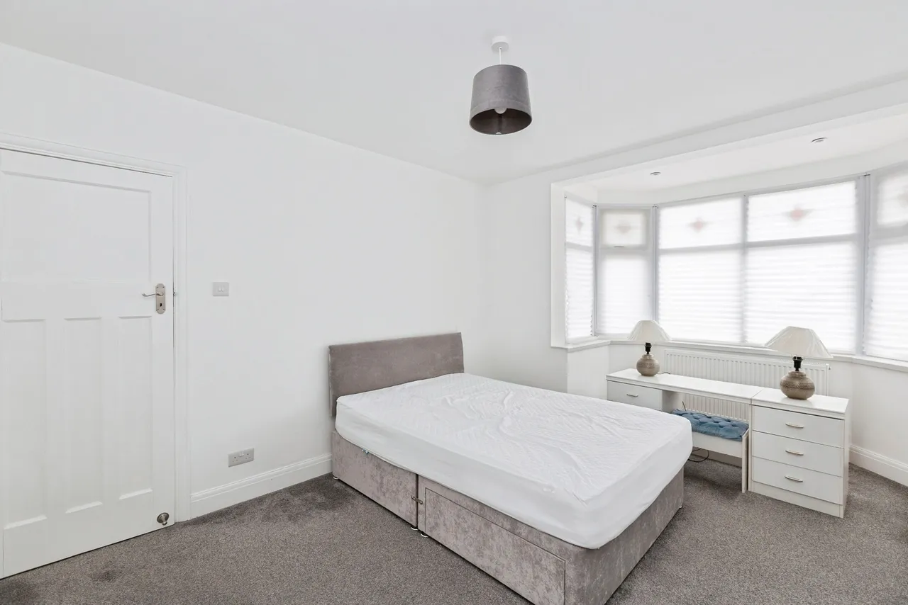 Queenborough Gardens, ILFORD, Essex, IG2, photo 10