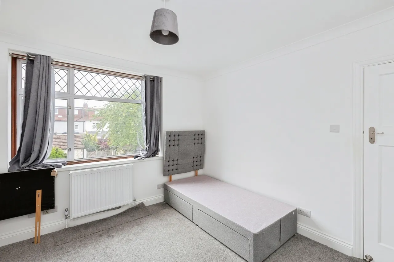 Queenborough Gardens, ILFORD, Essex, IG2, photo 9