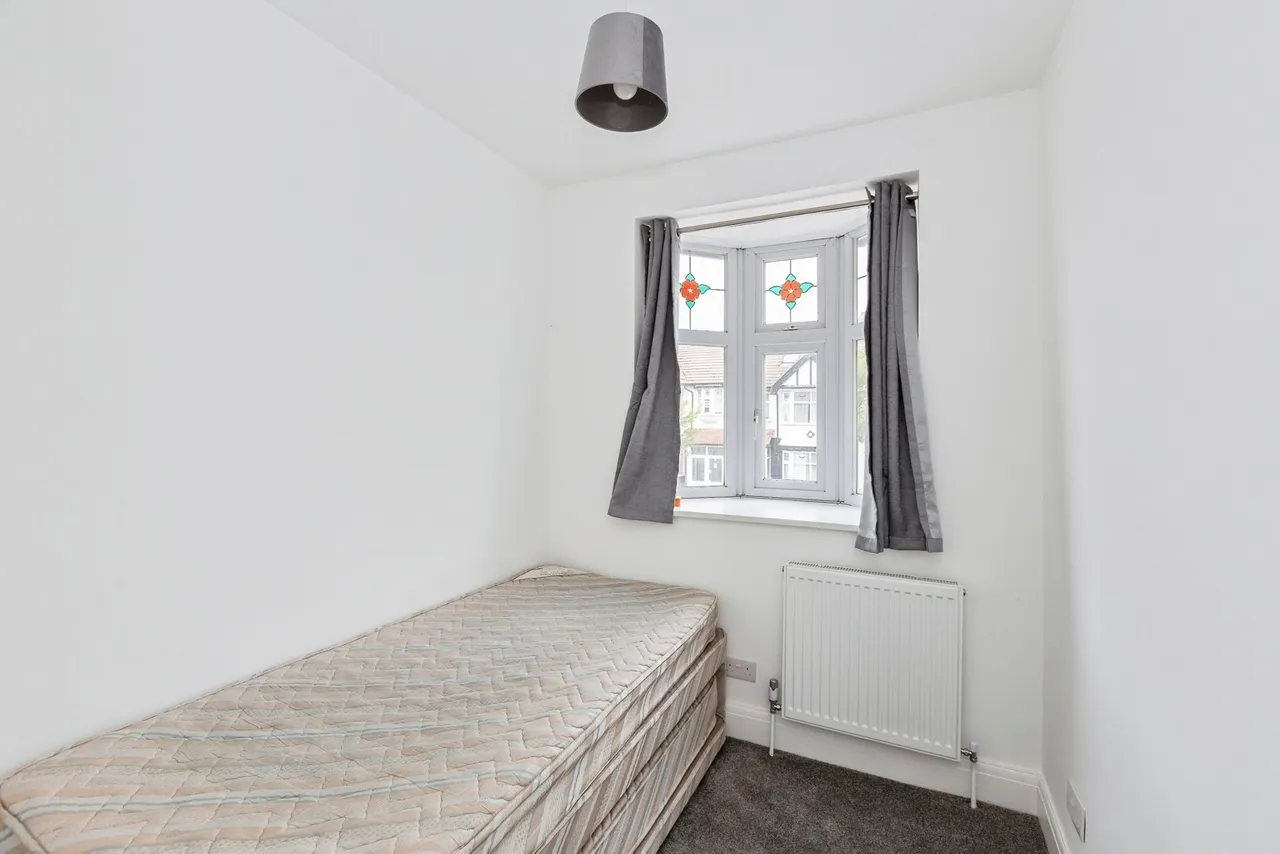 Queenborough Gardens, ILFORD, Essex, IG2, photo 12
