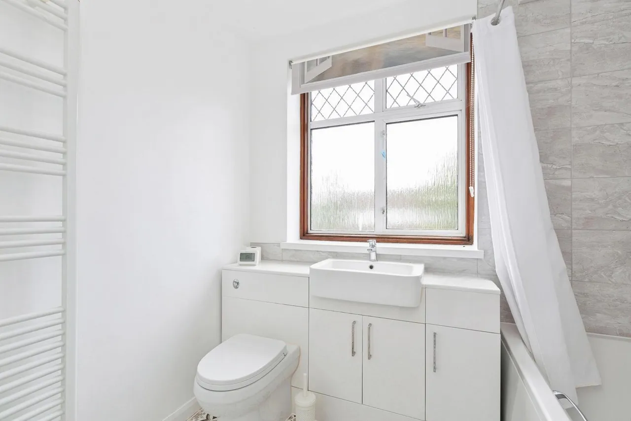 Queenborough Gardens, ILFORD, Essex, IG2, photo 15