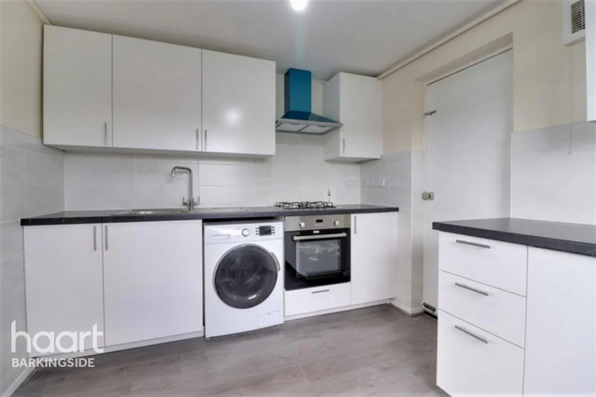 Fullwell Avenue, Clayhall, IG5, photo 2
