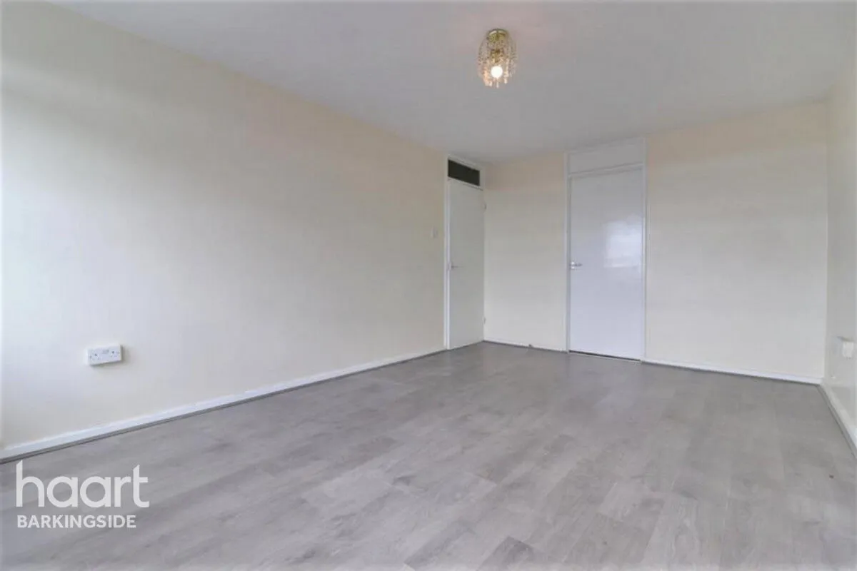 Fullwell Avenue, Clayhall, IG5, photo 3
