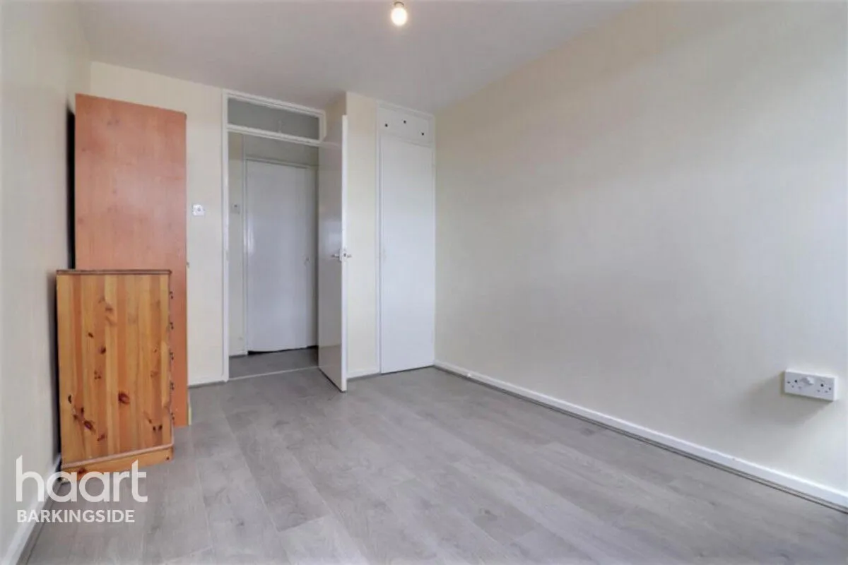 Fullwell Avenue, Clayhall, IG5, photo 11