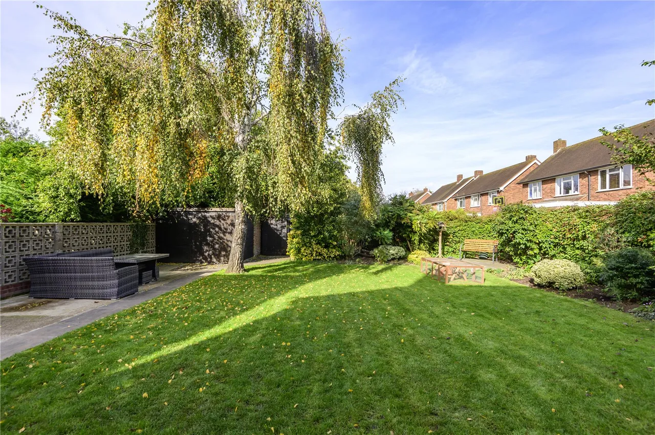 Meadows End, Sunbury, TW16 6SP, photo 2
