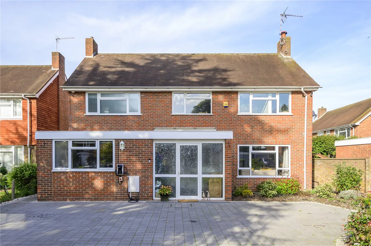 4 bed house for sale — Meadows End, Sunbury, TW16 6SP