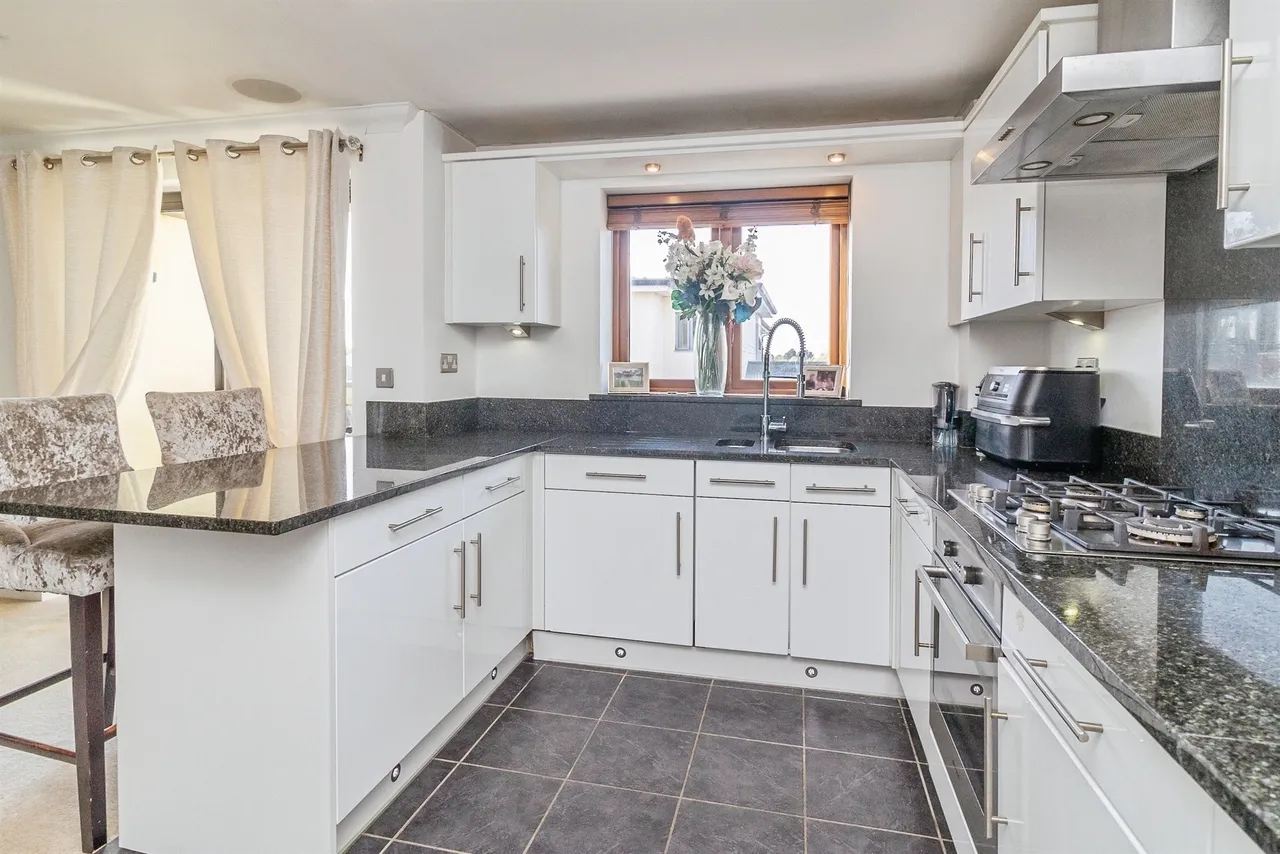 Goodrington Place, Broughton, MK10, photo 6