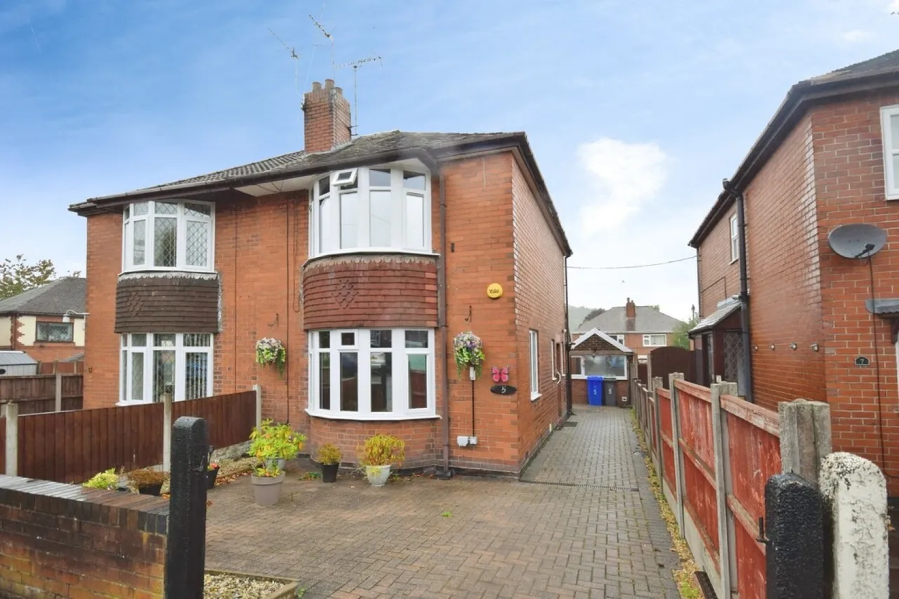 2 bed house to rent, Brianson Avenue, Sneyd Green, ST6