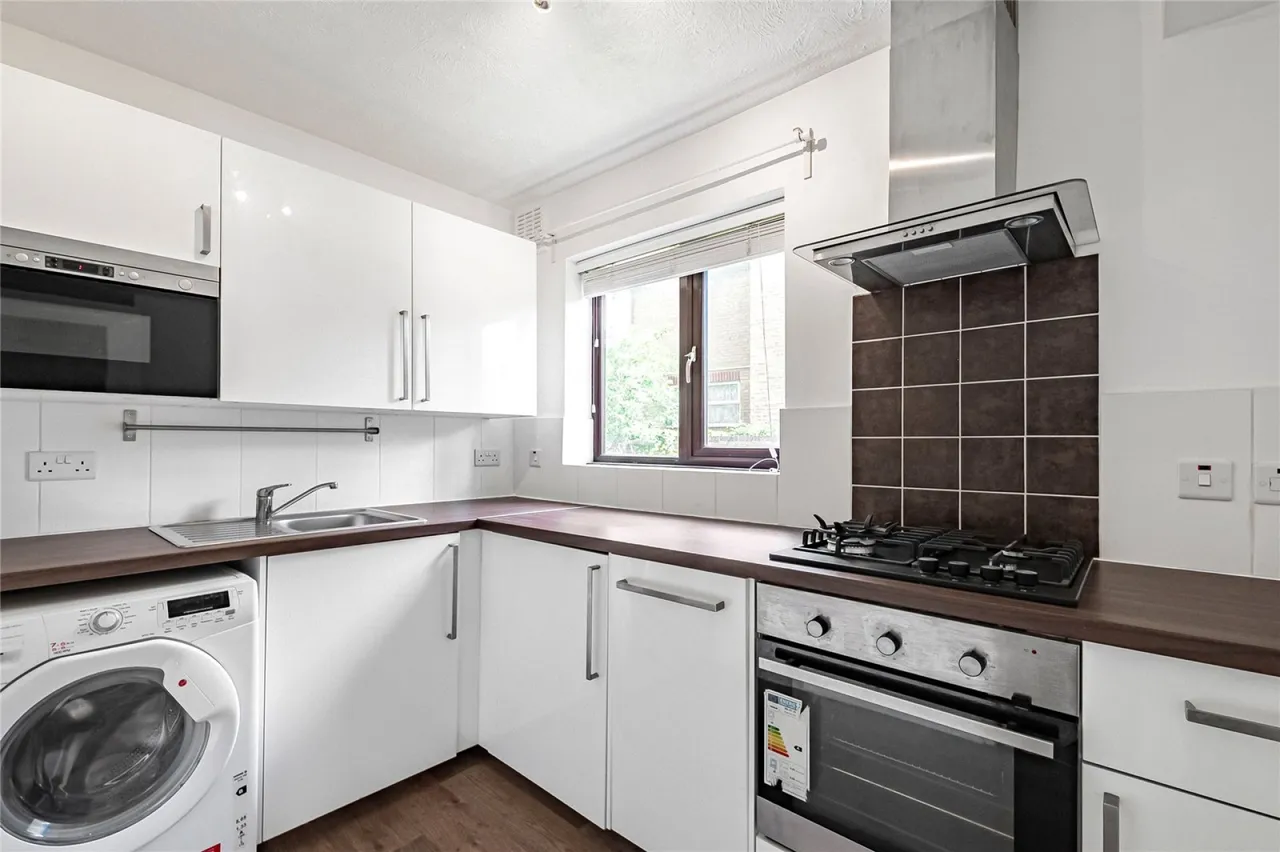Campbell Close, Streatham, photo 3