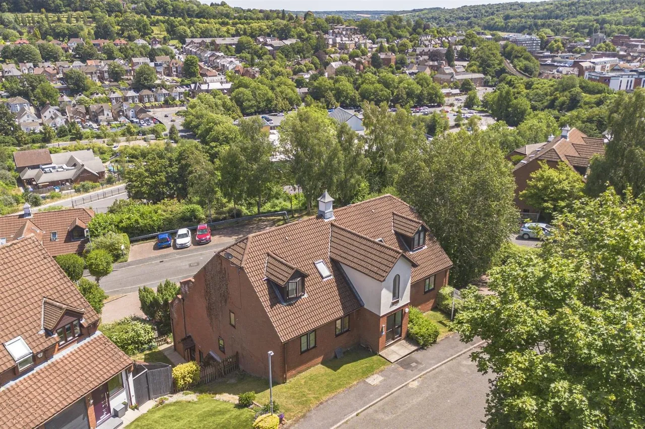 2 bed flat for sale, Ripley Close, High Wycombe, HP13