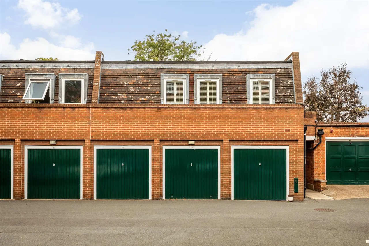Sutton Court Road, London, W4, photo 8