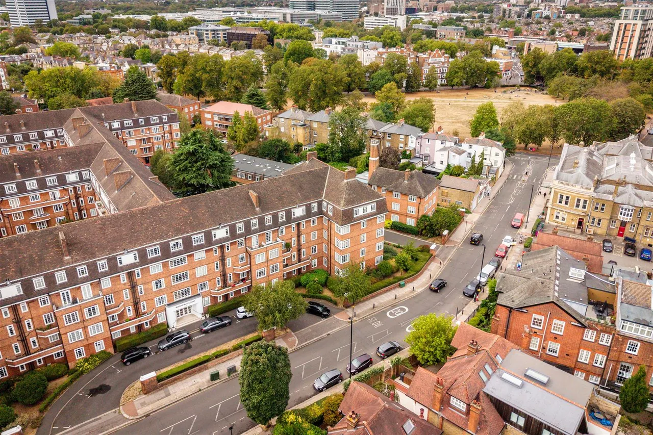 2 bed flat for sale, Sutton Court Road, London, W4