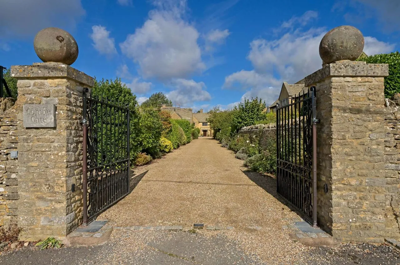 Combe Gate, Combe, OX29, photo 17