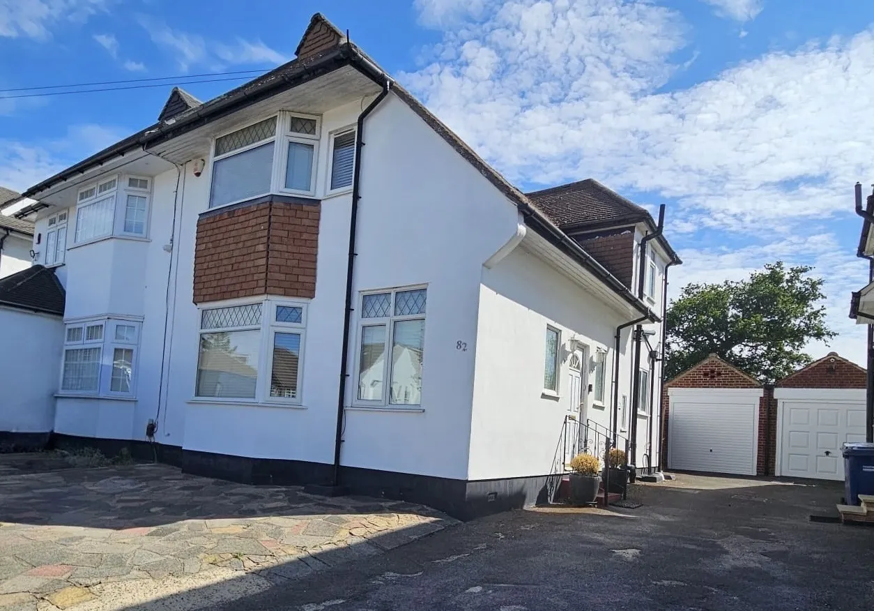 3 bed property for sale, Warwick Avenue, Edgware, HA8