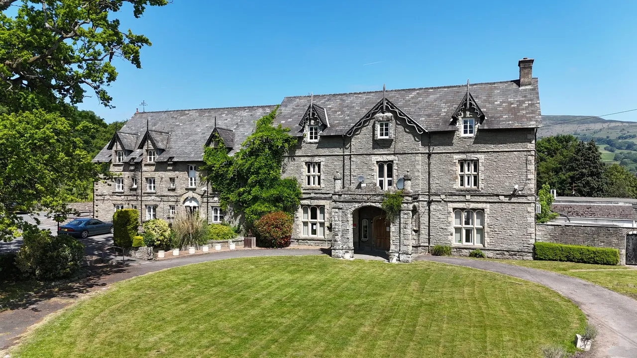22 bed house for sale, Llangattock, NP8