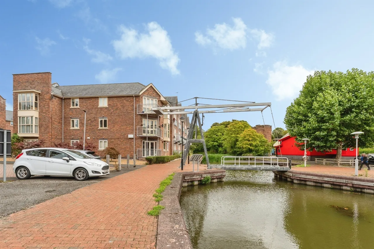 2 bed flat for sale — Waters Edge, Chester