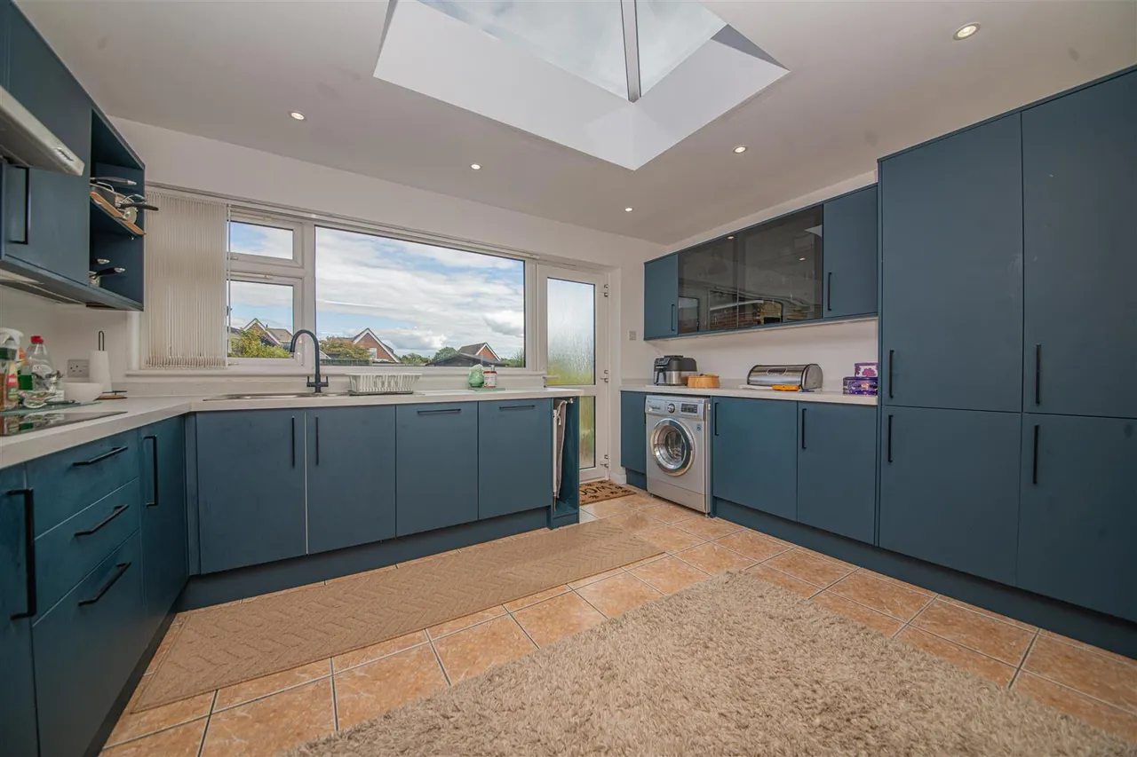 Weavills Road, Bishopstoke, Eastleigh, Hampshire, SO50 8HQ, photo 3