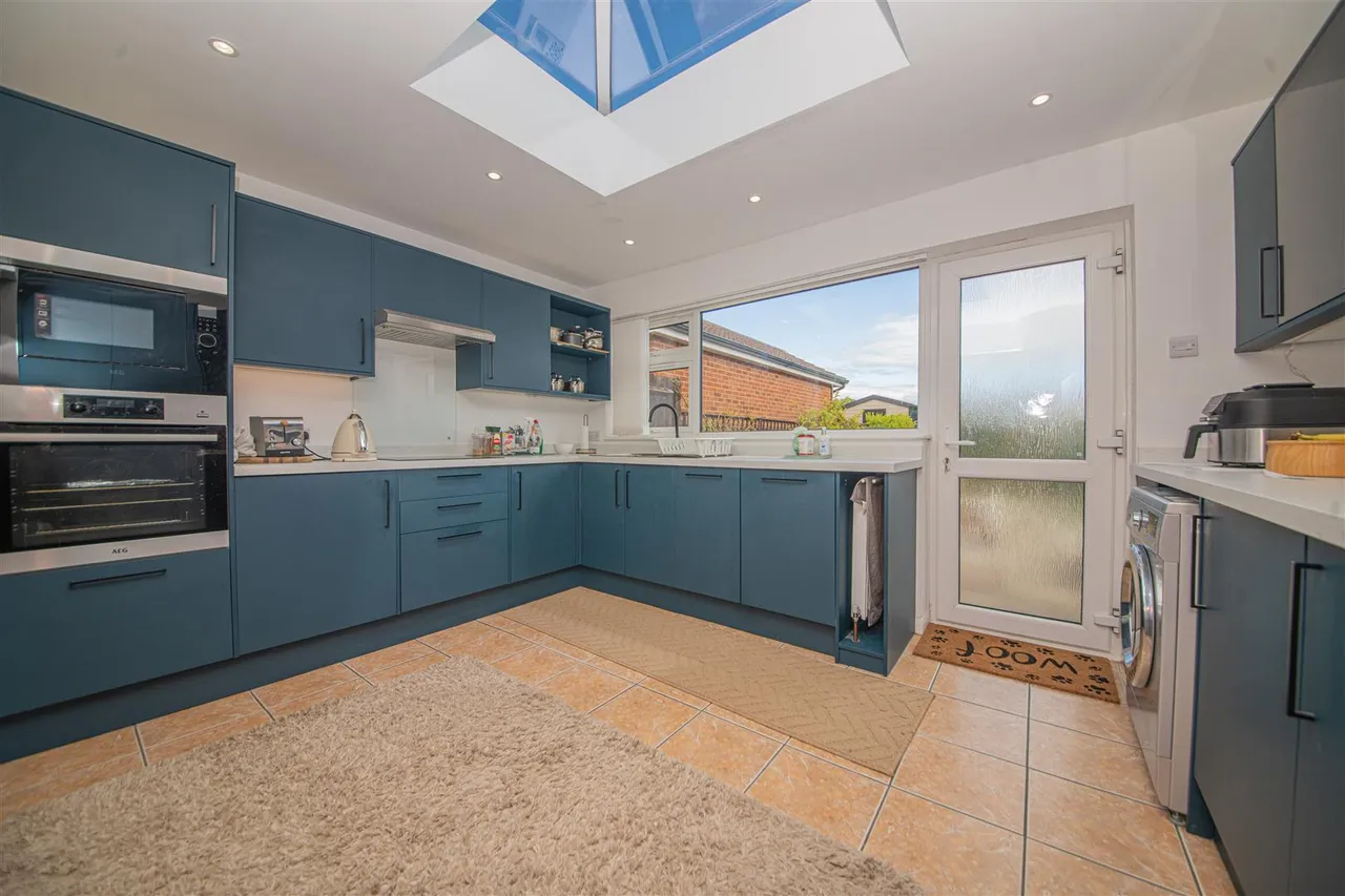 Weavills Road, Bishopstoke, Eastleigh, Hampshire, SO50 8HQ, photo 2