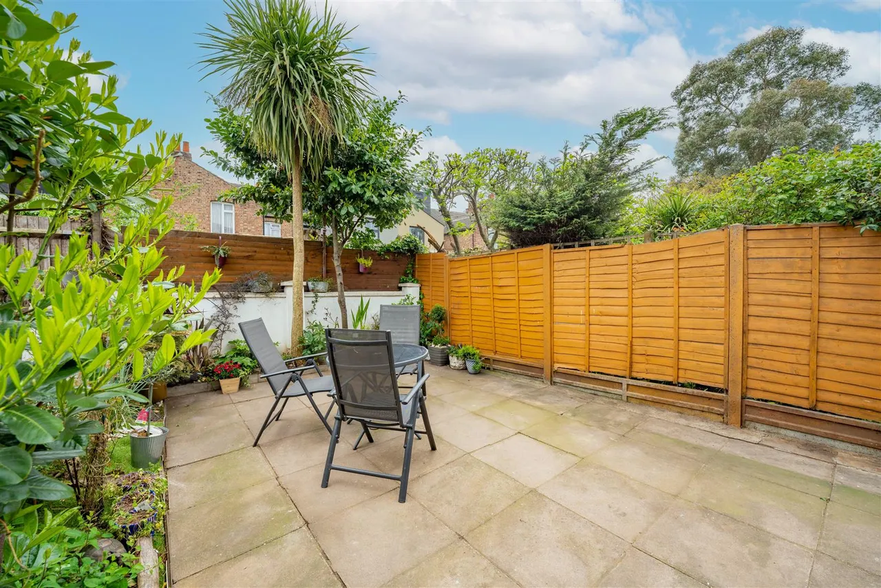 Eastbourne Road, Brentford, photo 11