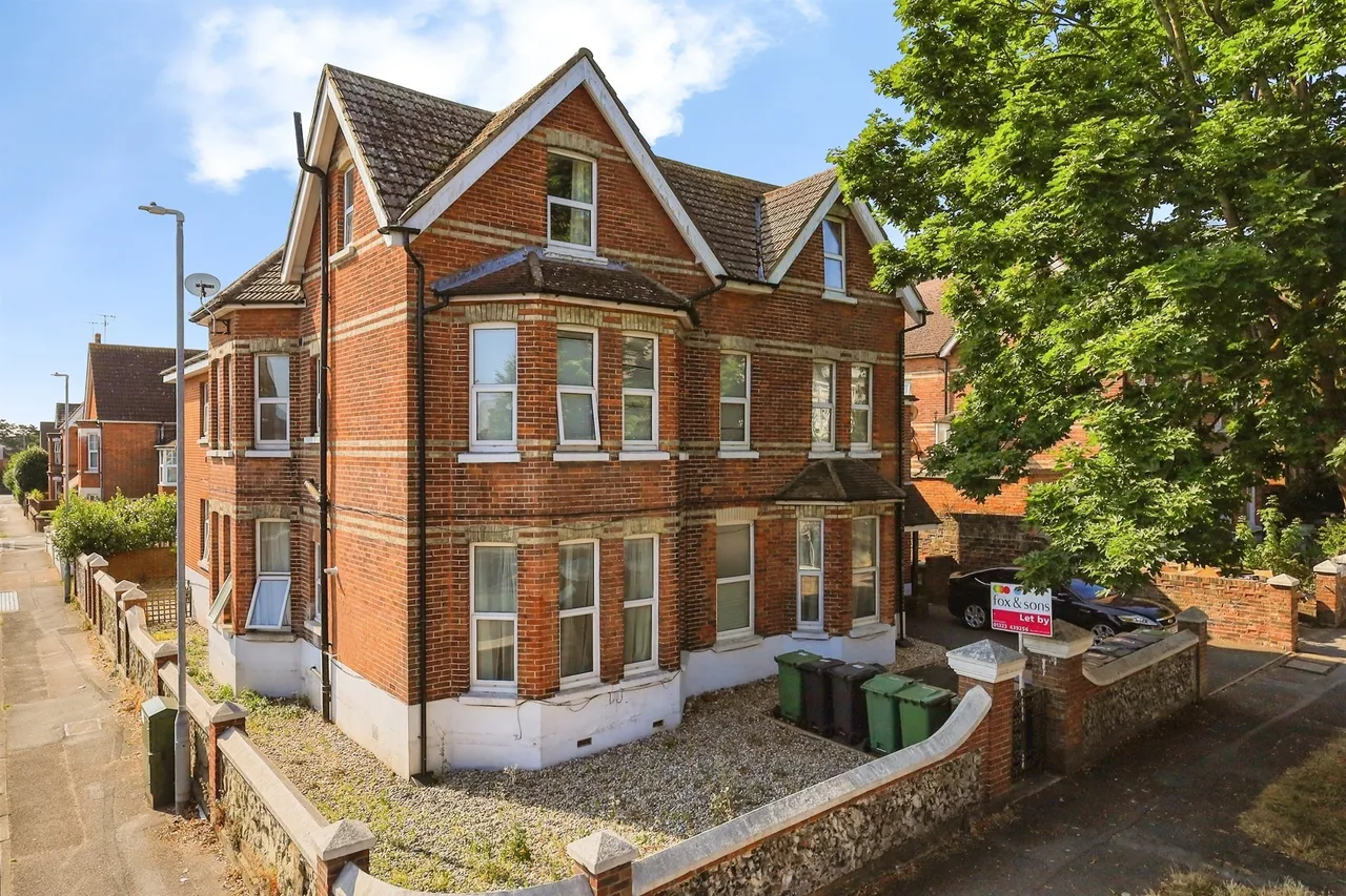 2 bed flat for sale — Enys Road, Eastbourne