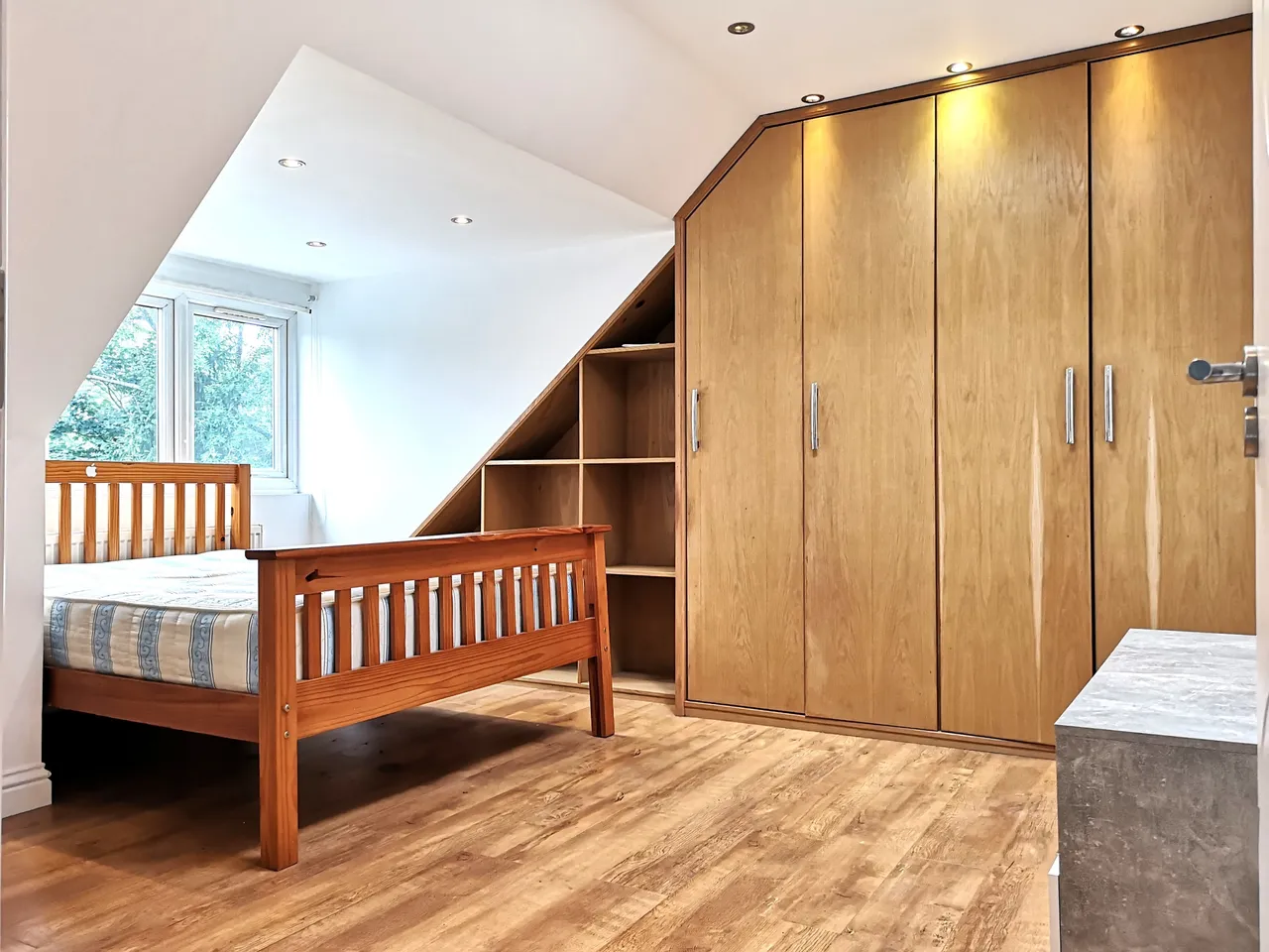 Dollis Road, photo 6