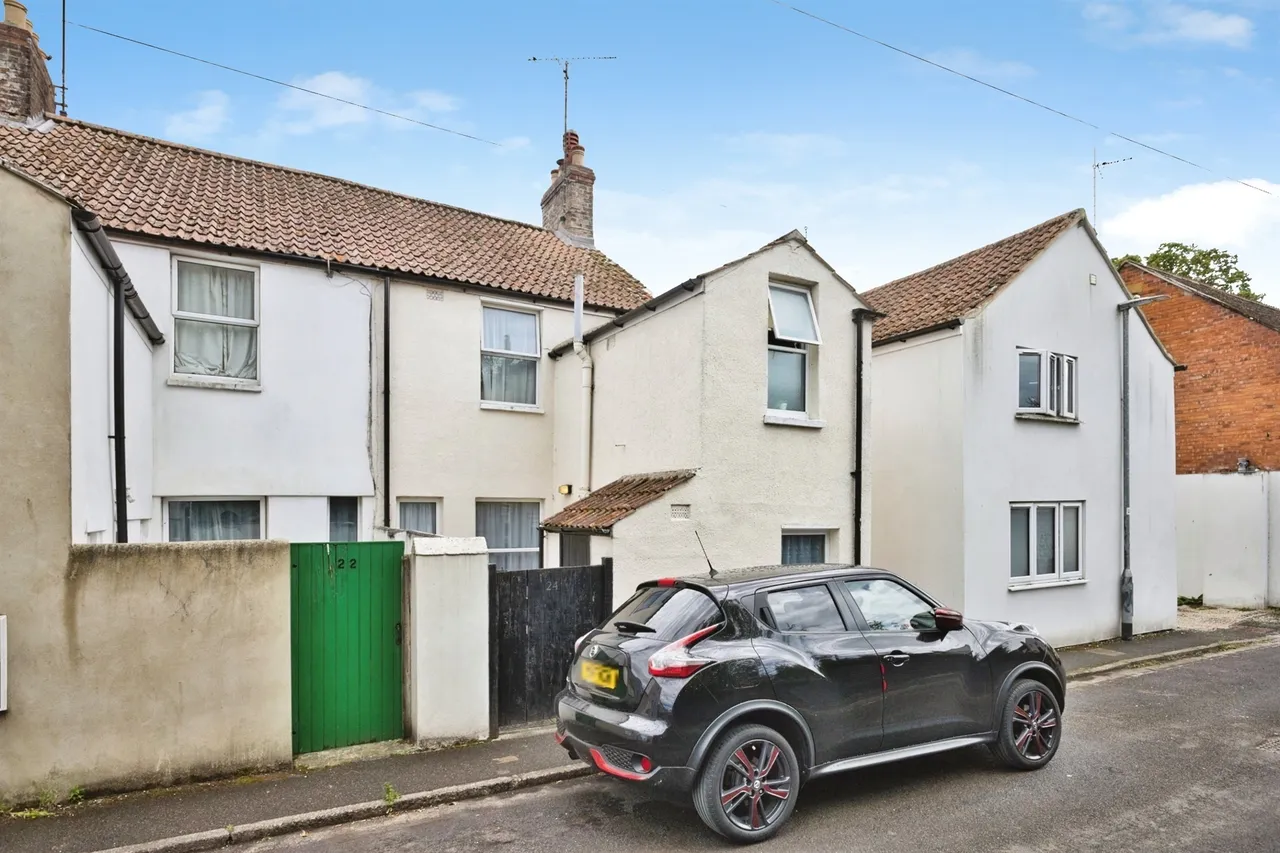 3 bed house for sale — Camborne Place, Yeovil