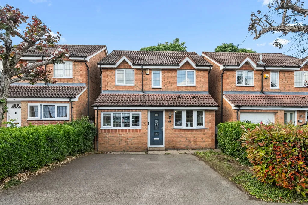 3 bed house for sale — Redwoods, Row Town KT15 1JN