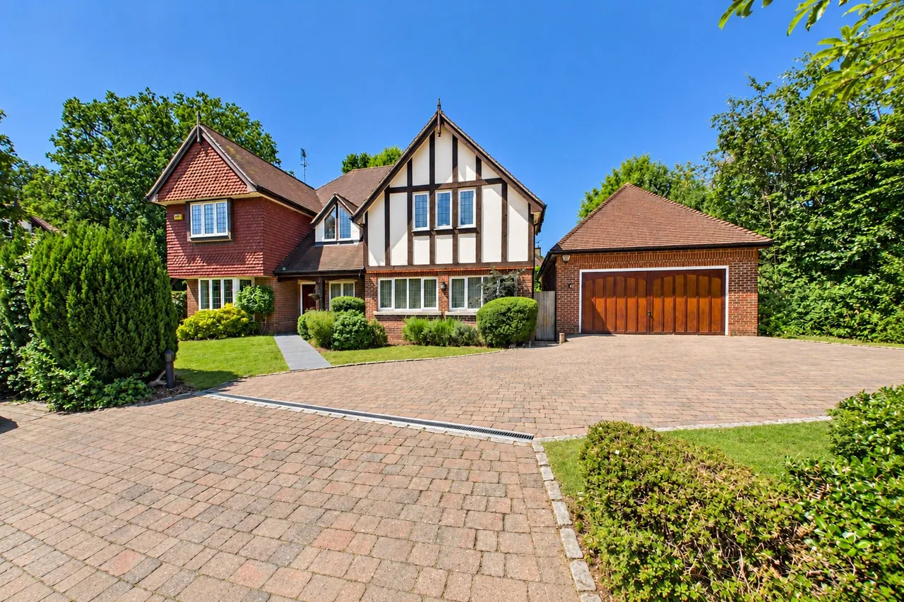 6 bed house for sale, Chapel Lane, Bagshot, GU19