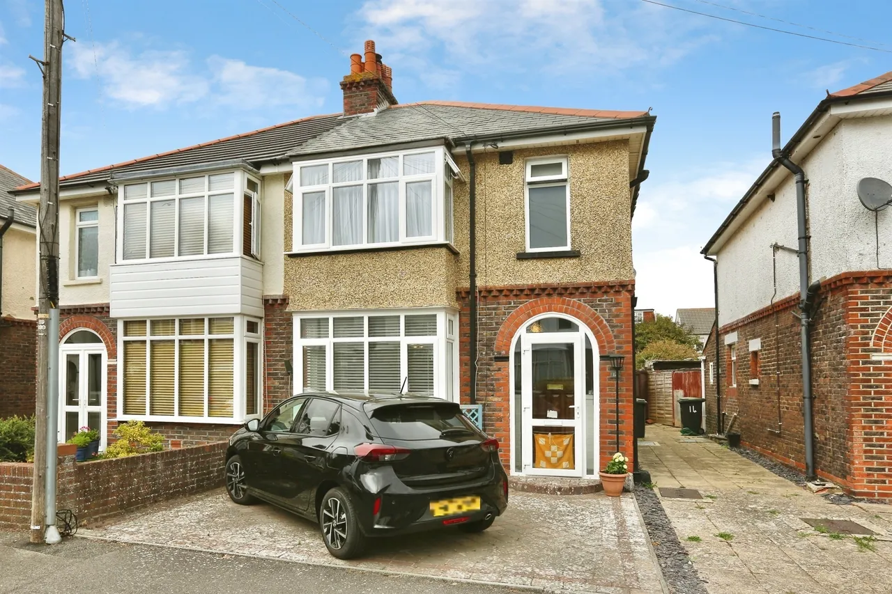 3 bed house for sale — Strathmore Road, Gosport