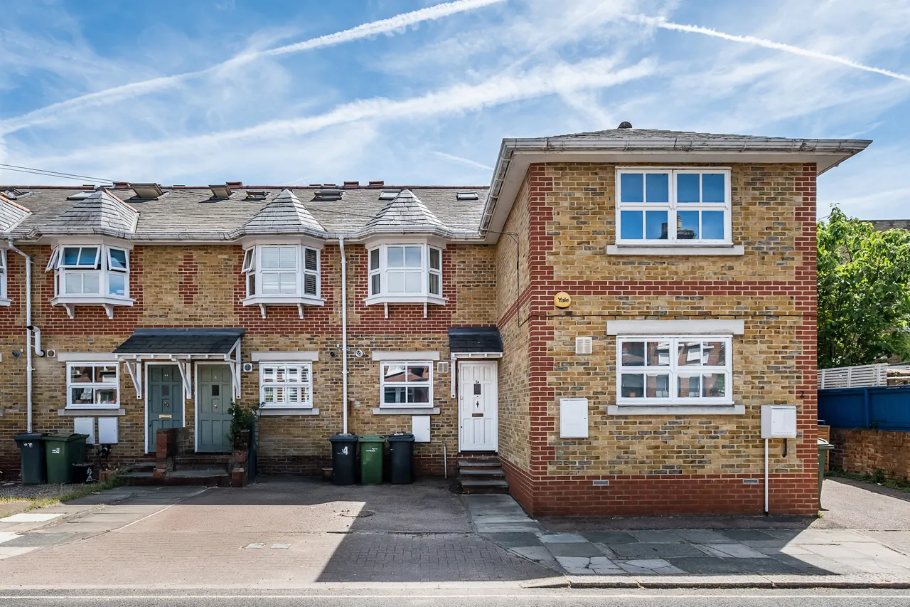 3 bed house for sale — Iveley Road, London, SW4