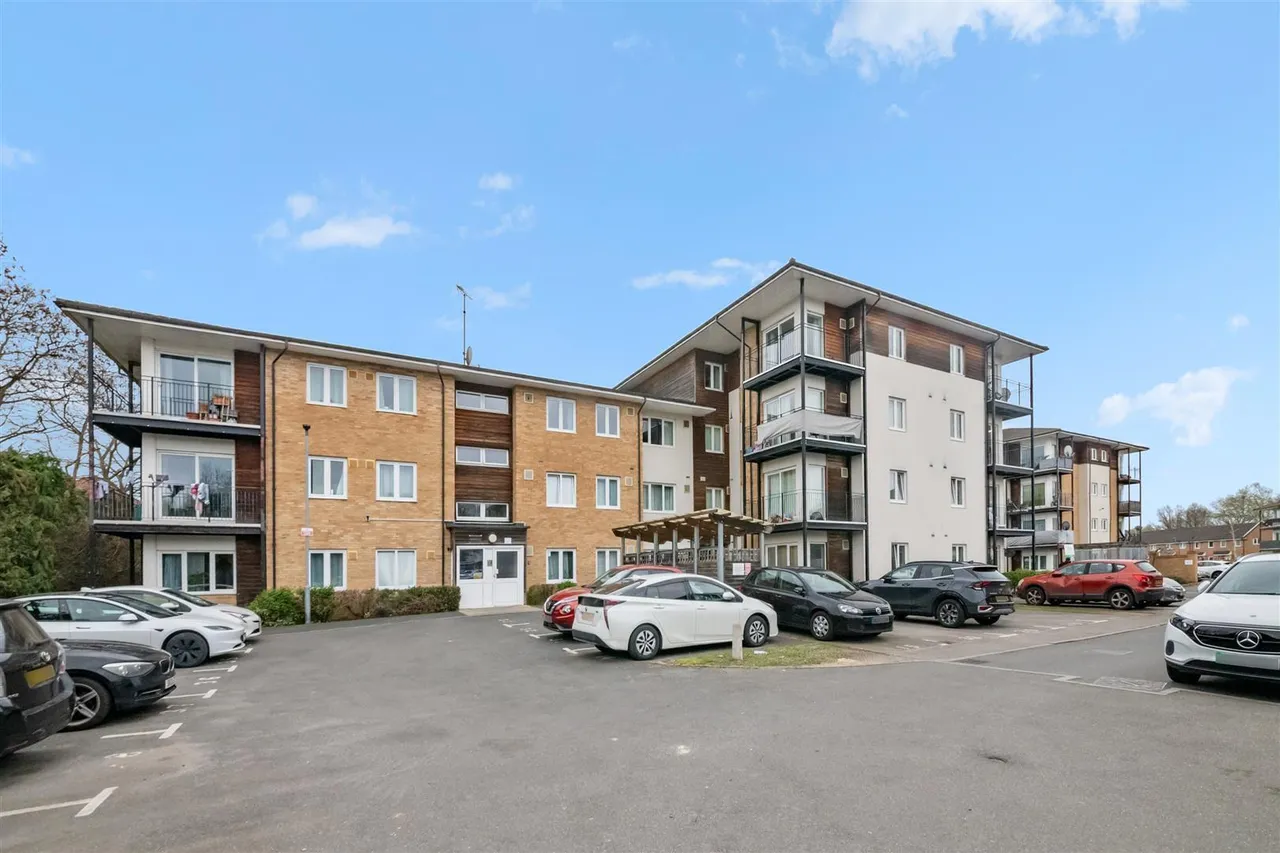2 bed flat for sale, Bennett Close, Hounslow