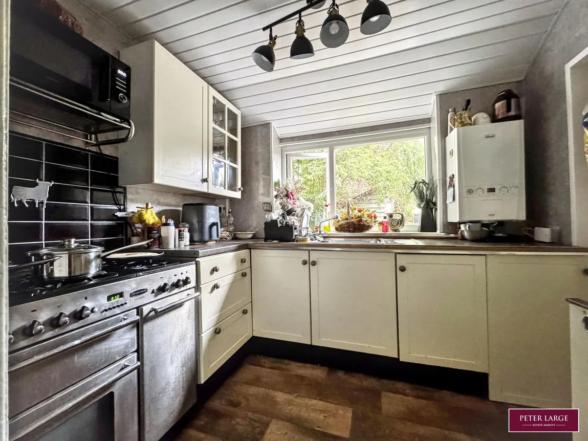 Weaver Avenue, Rhyl, LL18 4HN, photo 2