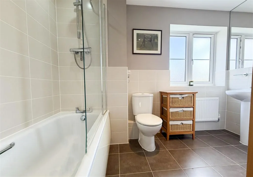 Gurung Way, Church Crookham, photo 16