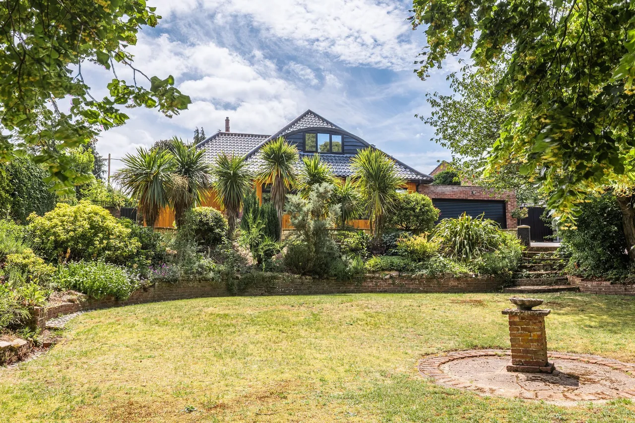 Meticulously Renovated Detached Home, photo 6