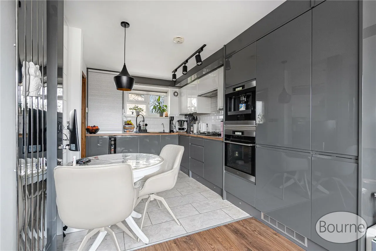 Colliers Close, Goldsworth Park, GU21, photo 2
