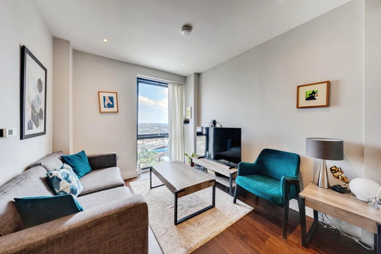 1 bed flat for sale, Silvocea Way, London, E14