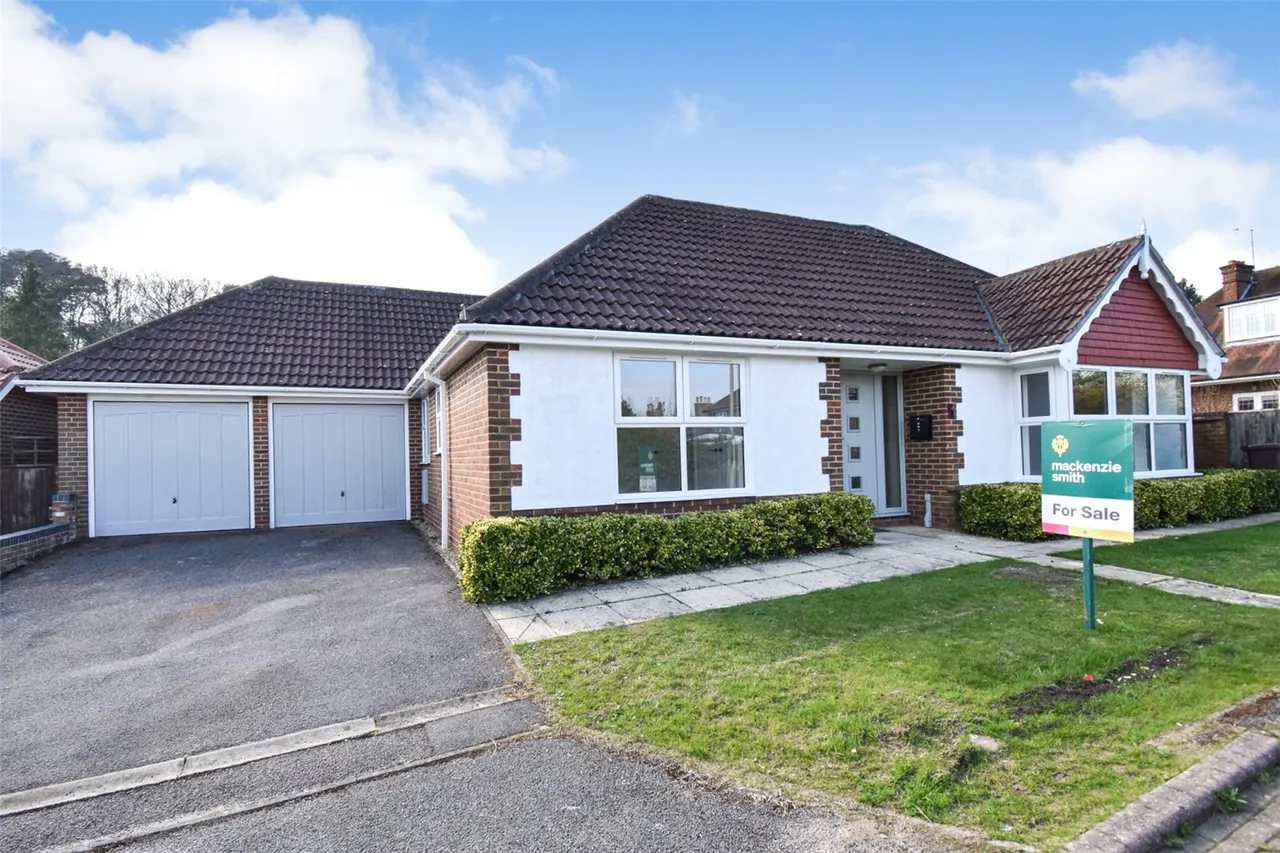 3 bed house for sale — Russet Glade, Aldershot, Hampshire, GU11 3BF