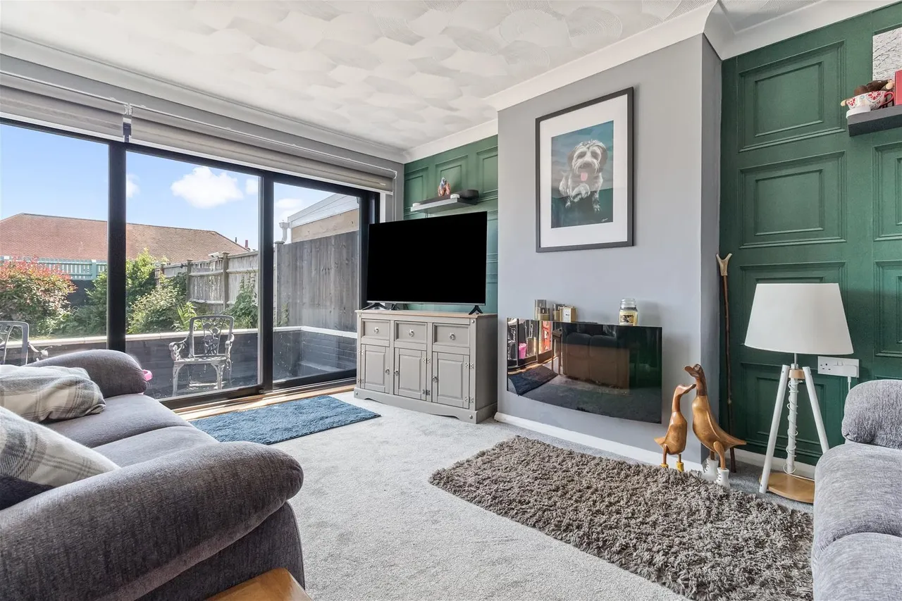 Hurley Road, Worthing, photo 2