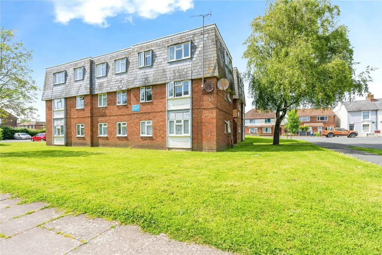2 bed flat for sale, Charles Avenue, Chichester, PO19