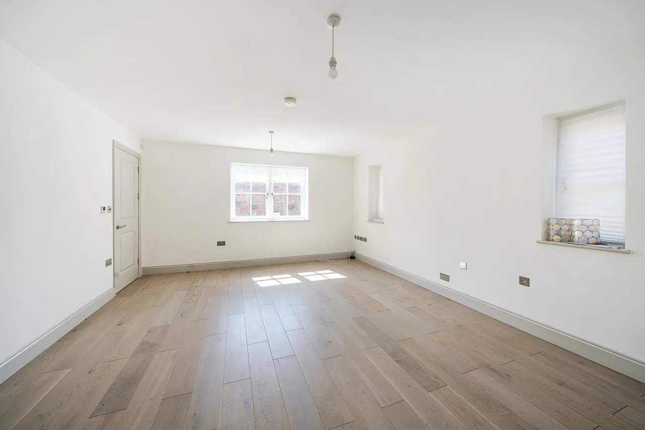 Lambourne Place, Ickenham, UB10, photo 3
