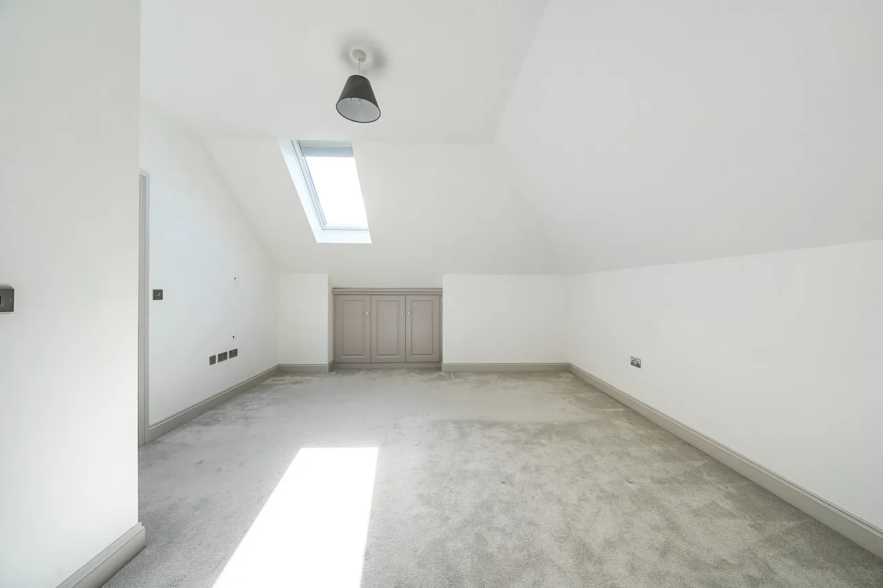 Lambourne Place, Ickenham, UB10, photo 13
