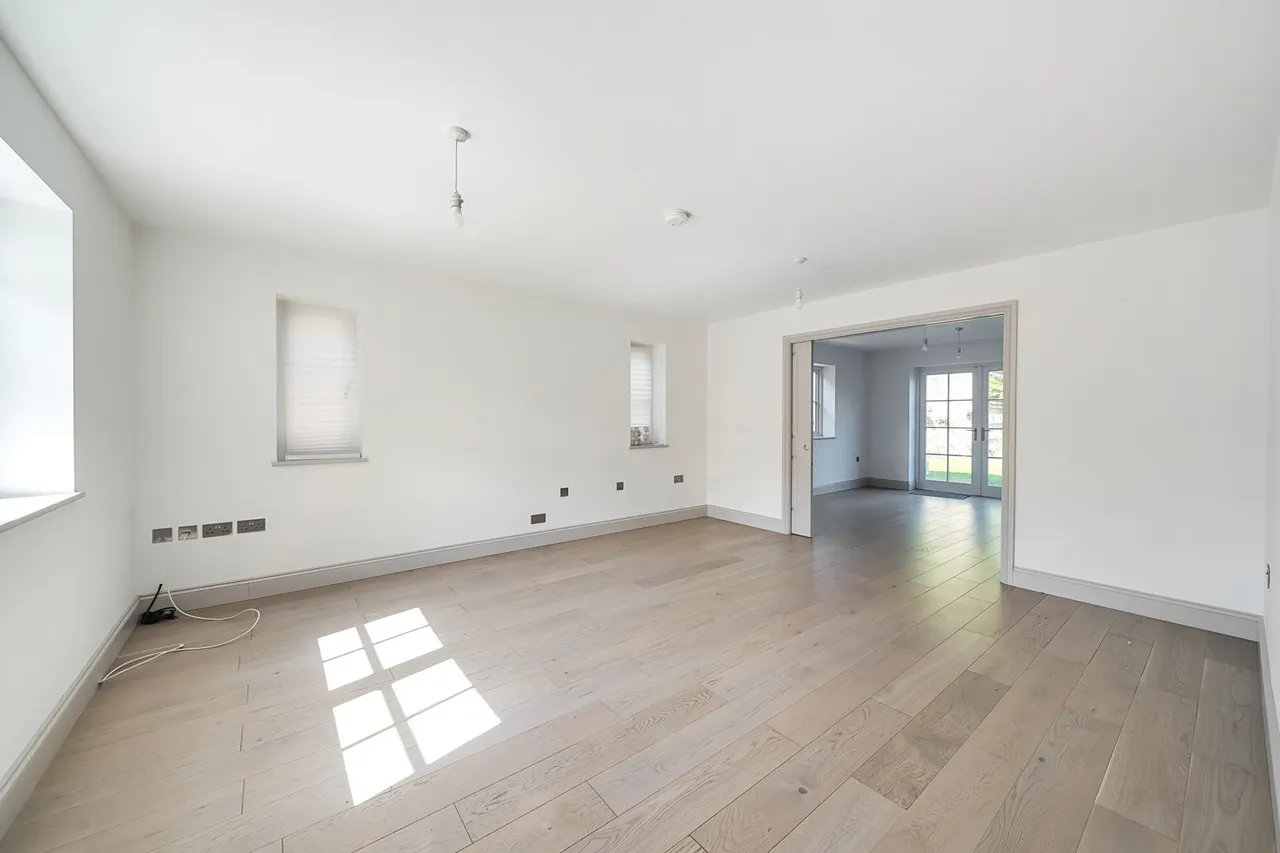 Lambourne Place, Ickenham, UB10, photo 2
