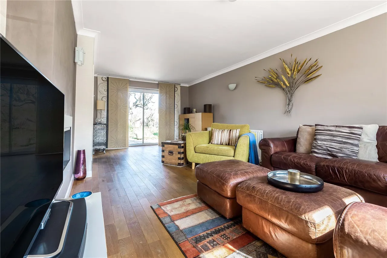 Kenton Avenue, Sunbury, Middlesex, TW16 5AR, photo 2