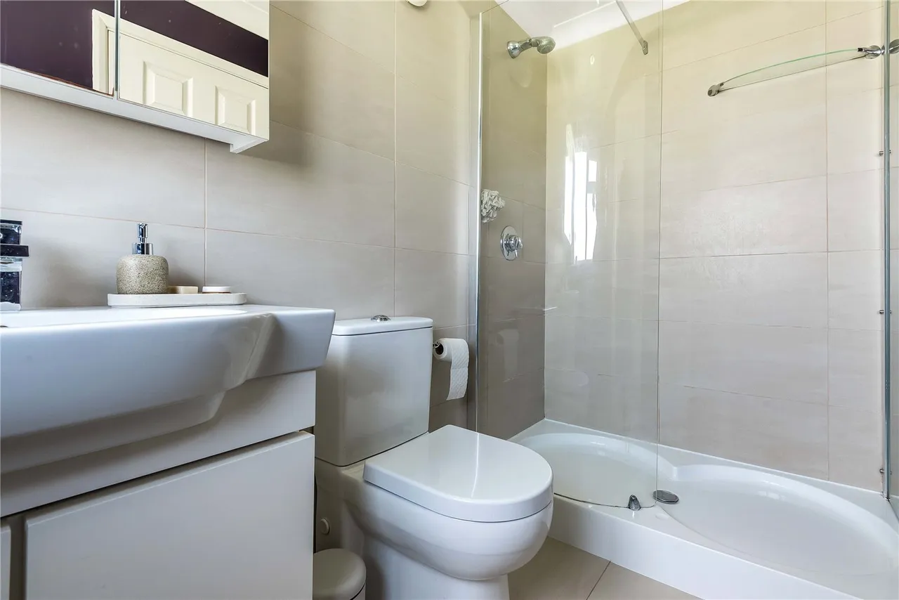 Kenton Avenue, Sunbury, Middlesex, TW16 5AR, photo 11